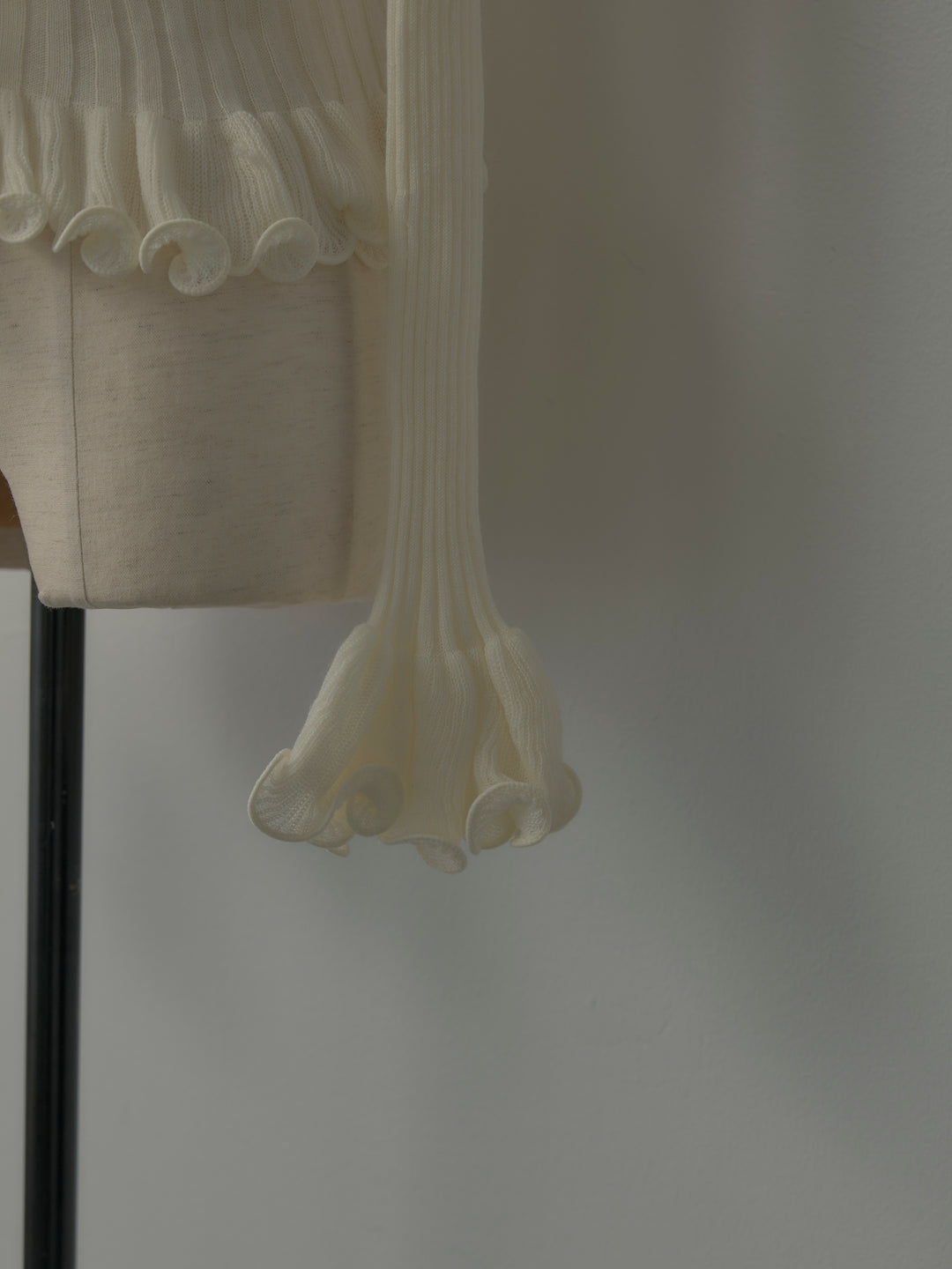 Vネックフリルデザインニットトップス