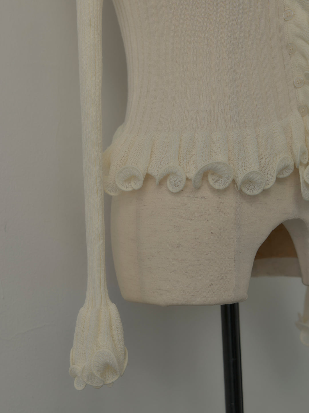 Vネックフリルデザインニットトップス