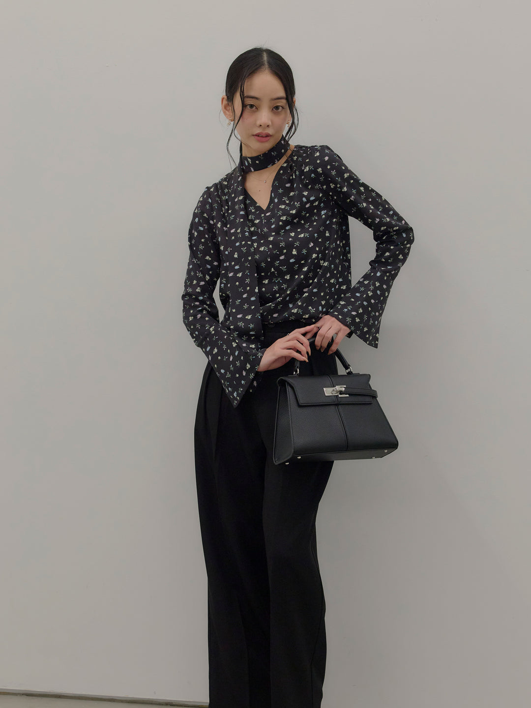 【Essential】2wayタイ付きベルスリーブサテンブラウス