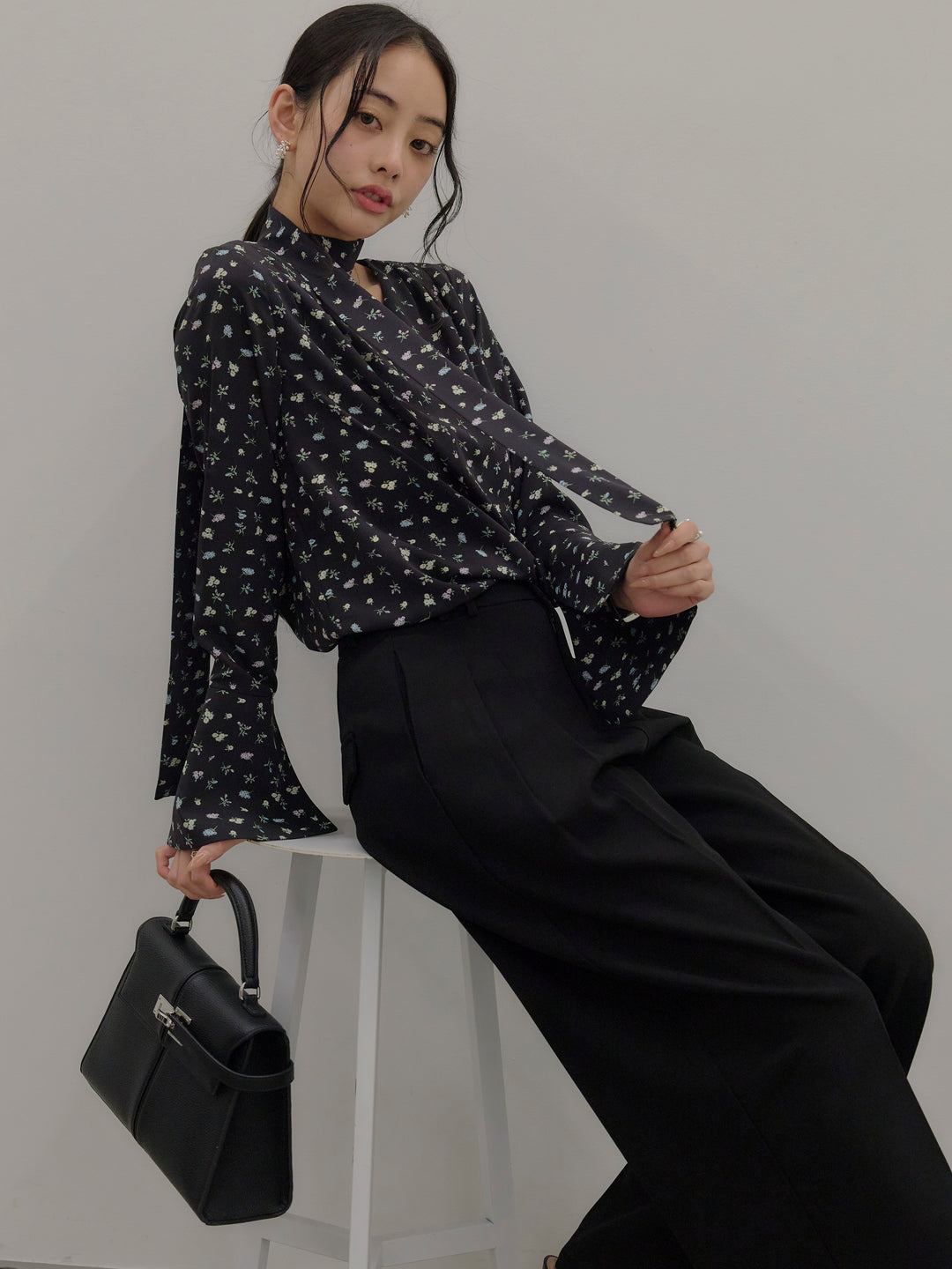 【Essential】2wayタイ付きベルスリーブサテンブラウス