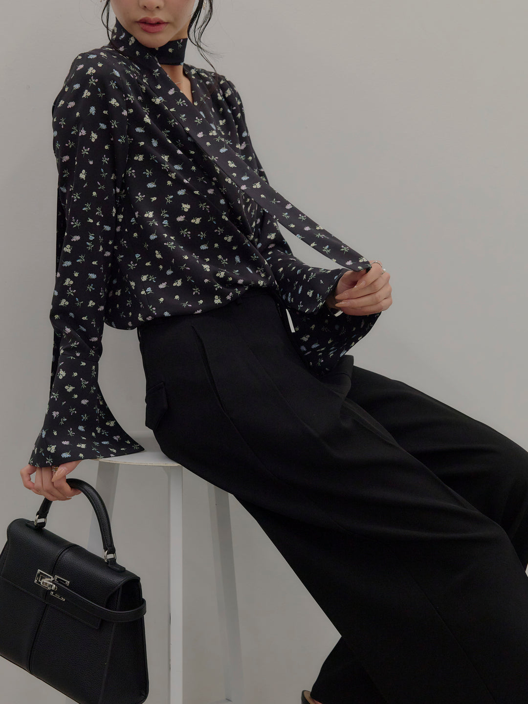 【Essential】2wayタイ付きベルスリーブサテンブラウス