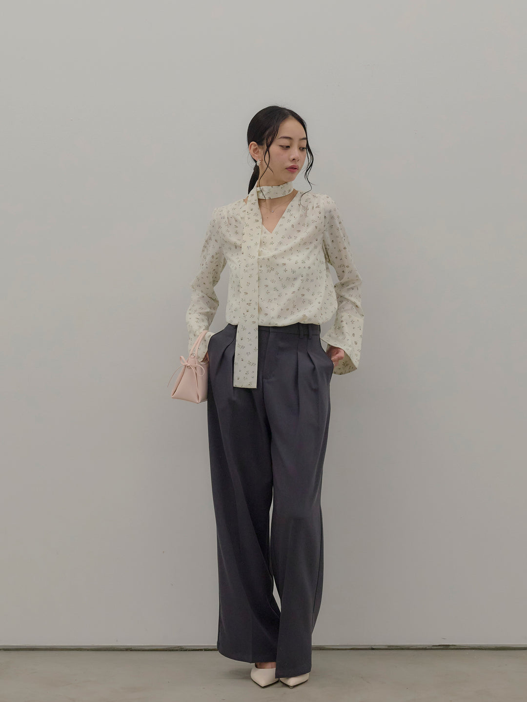 【Essential】2wayタイ付きベルスリーブサテンブラウス