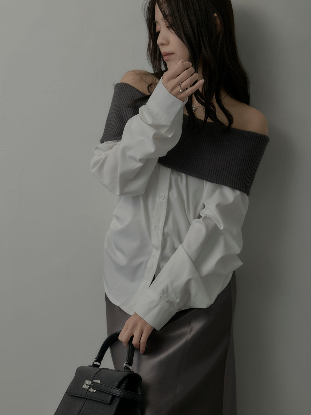 【SET】ニットシャツドッキングオフショルトップス+ヘビーサテンAラインスカート(2set)