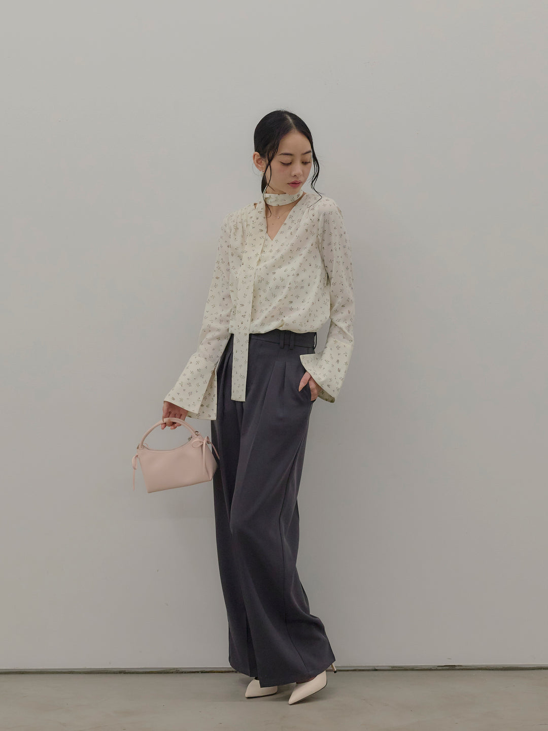 【Essential】2wayタイ付きベルスリーブサテンブラウス