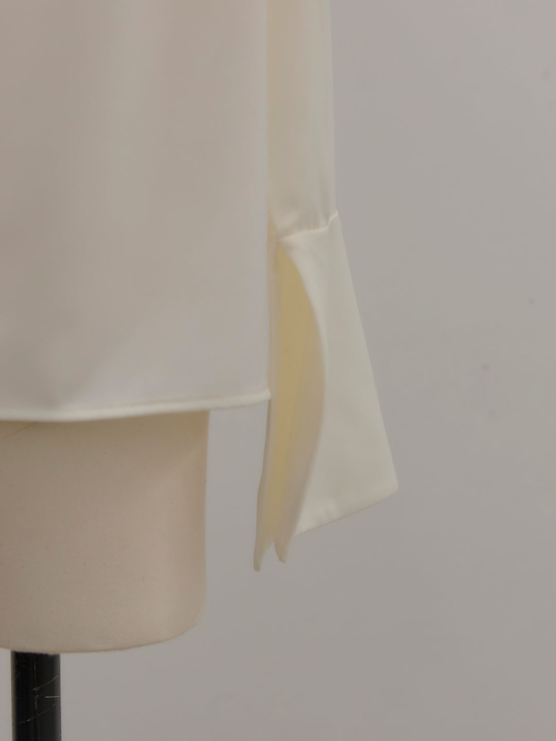 【Essential】2wayタイ付きベルスリーブサテンブラウス