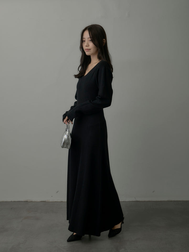 Vネックニットロングワンピース
