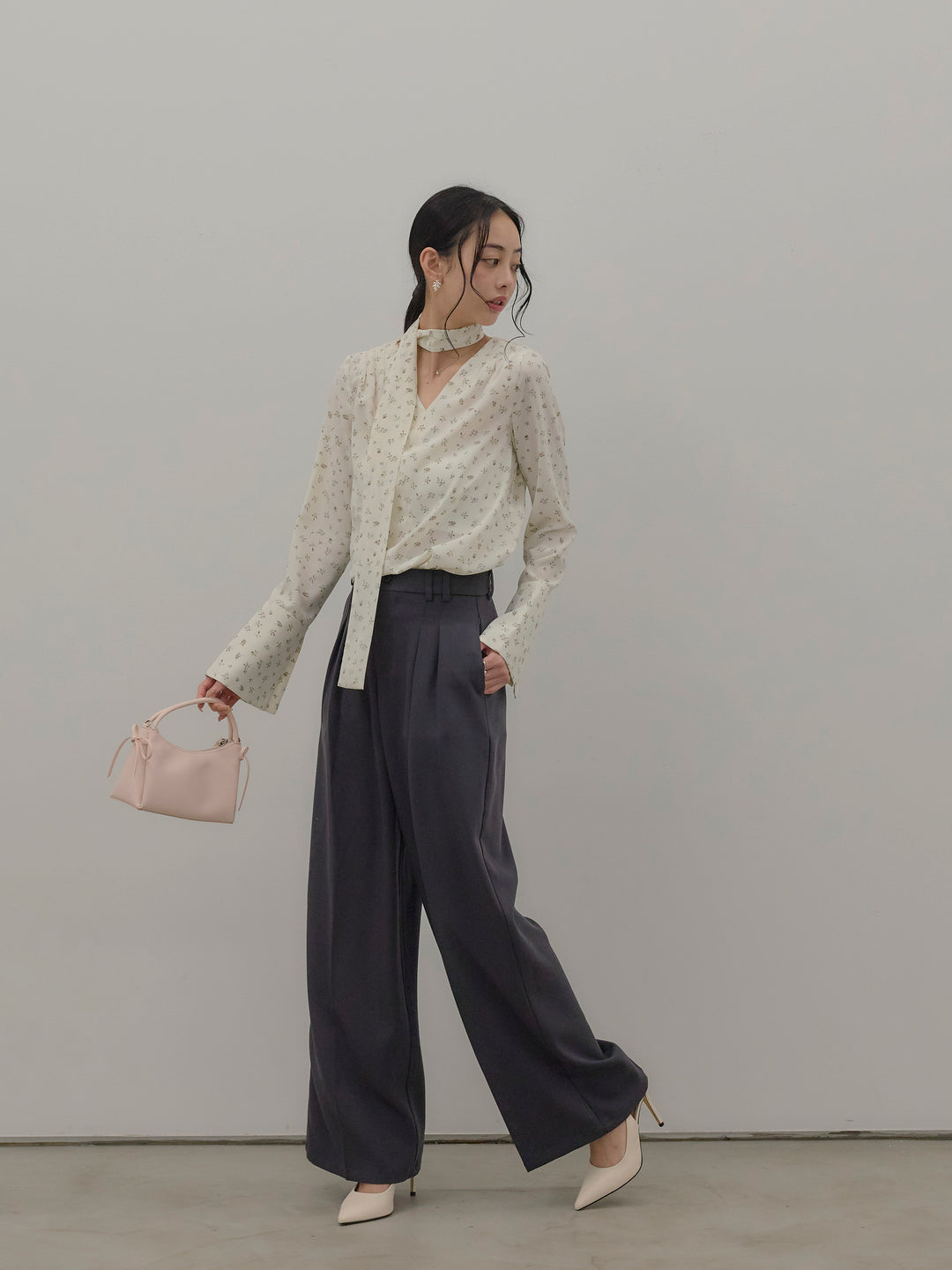 【Essential】2wayタイ付きベルスリーブサテンブラウス