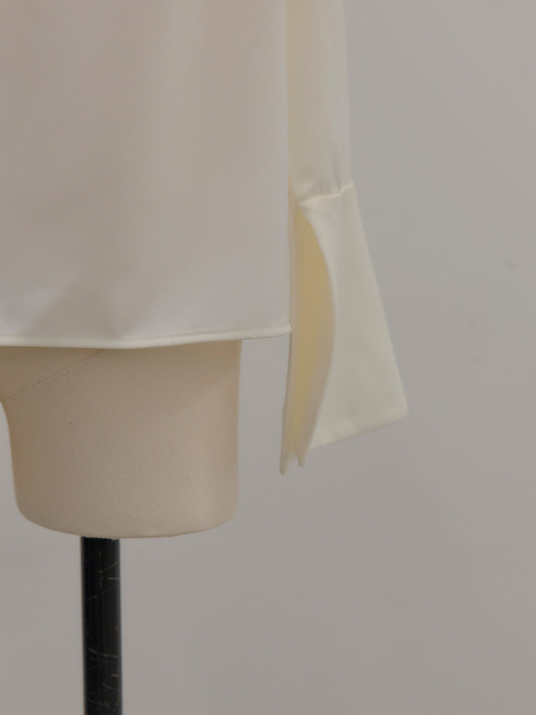 【Essential】2wayタイ付きベルスリーブサテンブラウス