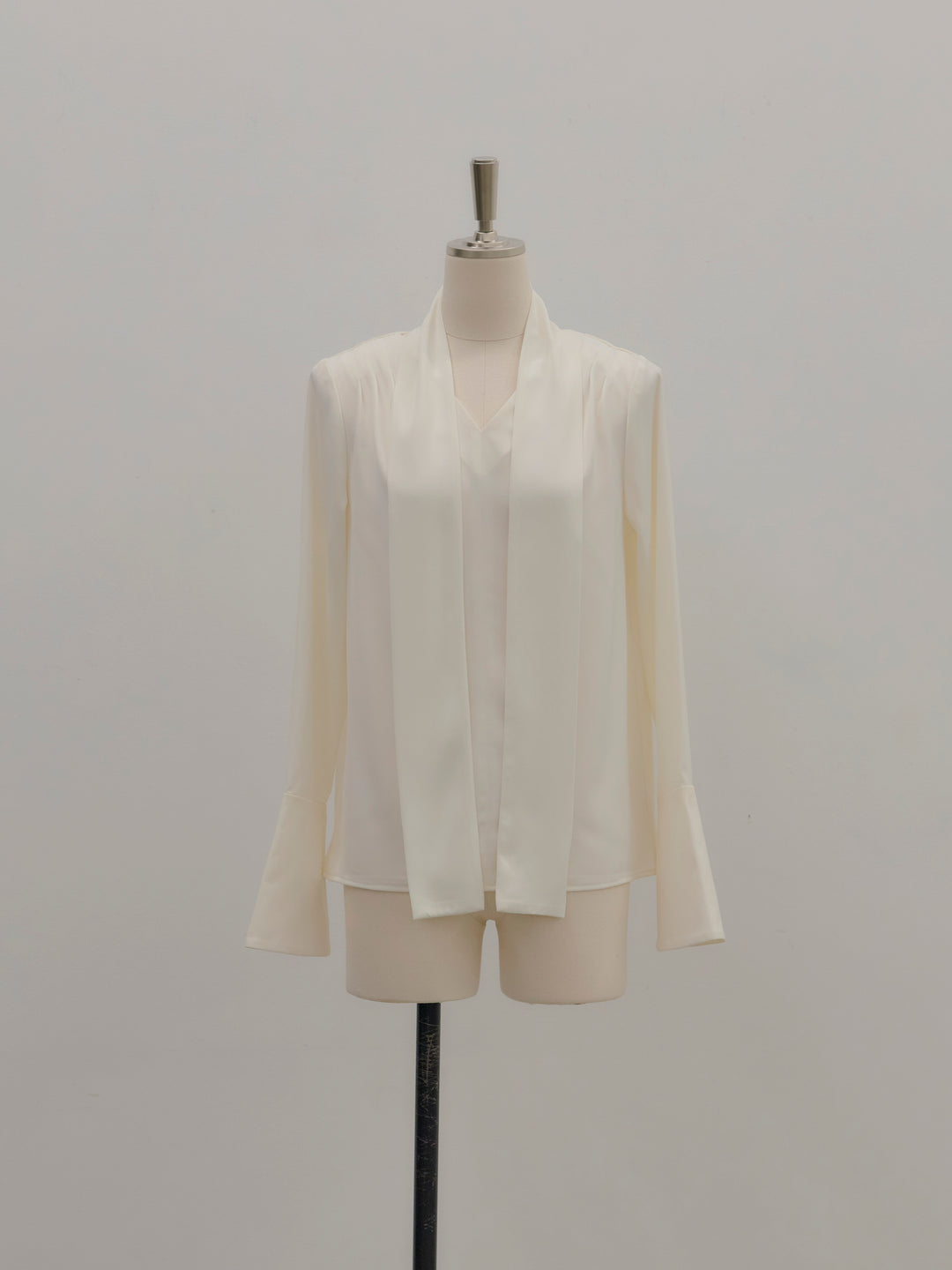 【Essential】2wayタイ付きベルスリーブサテンブラウス