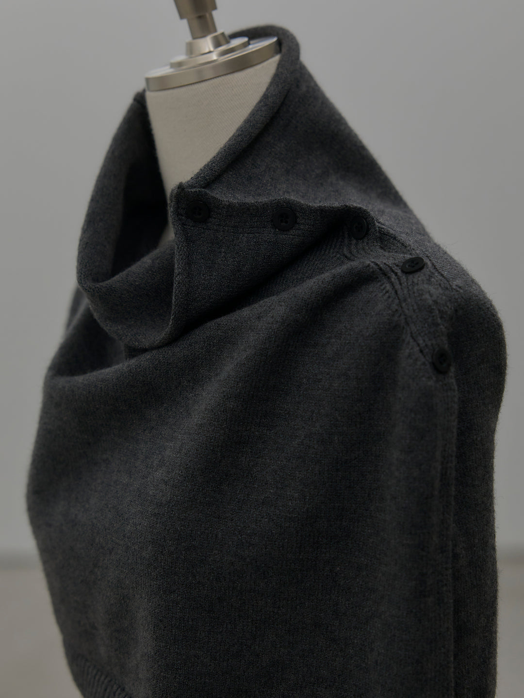 ケープ付き2WAYフロントスリットニットトップス