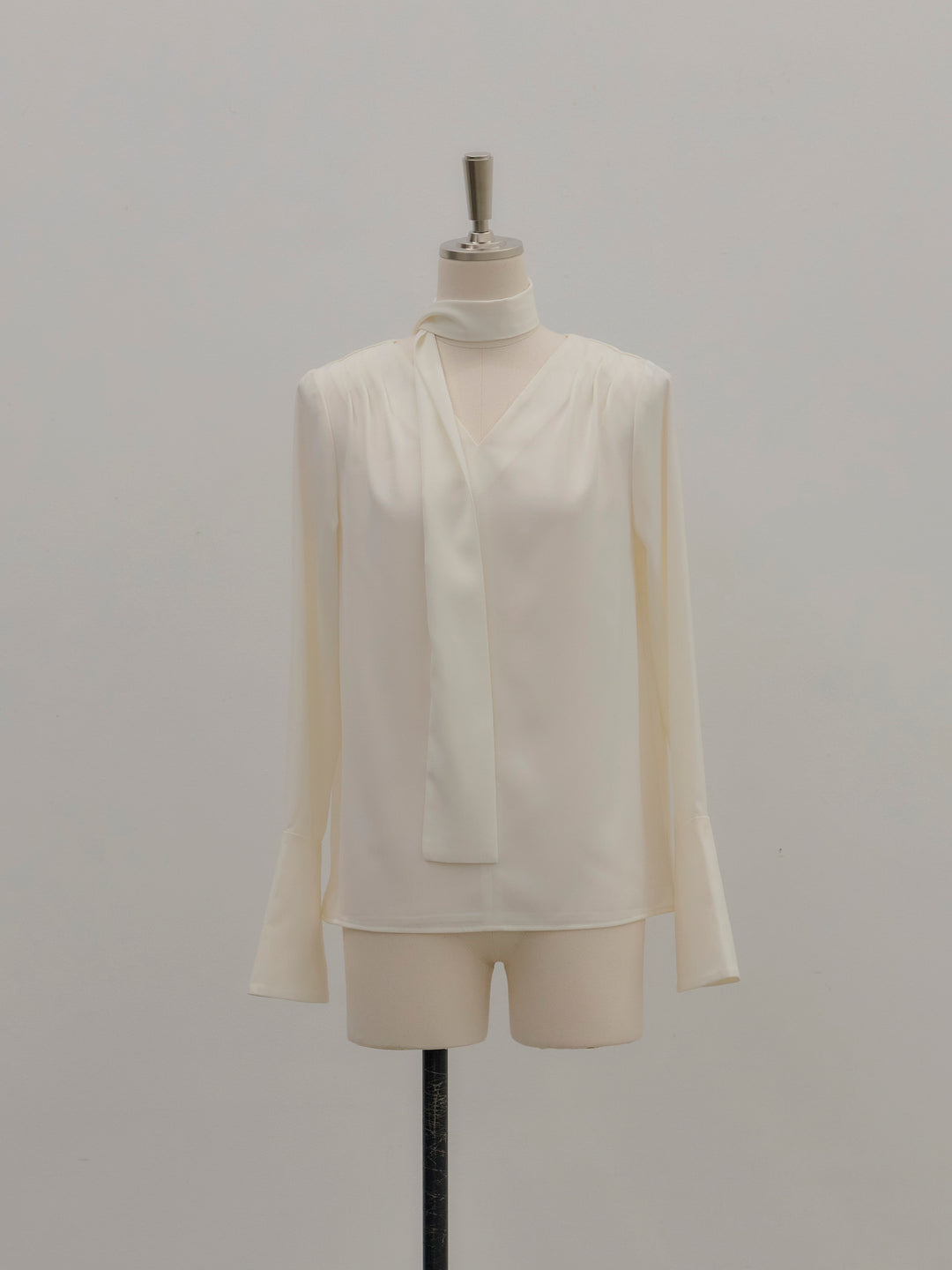 【Essential】2wayタイ付きベルスリーブサテンブラウス