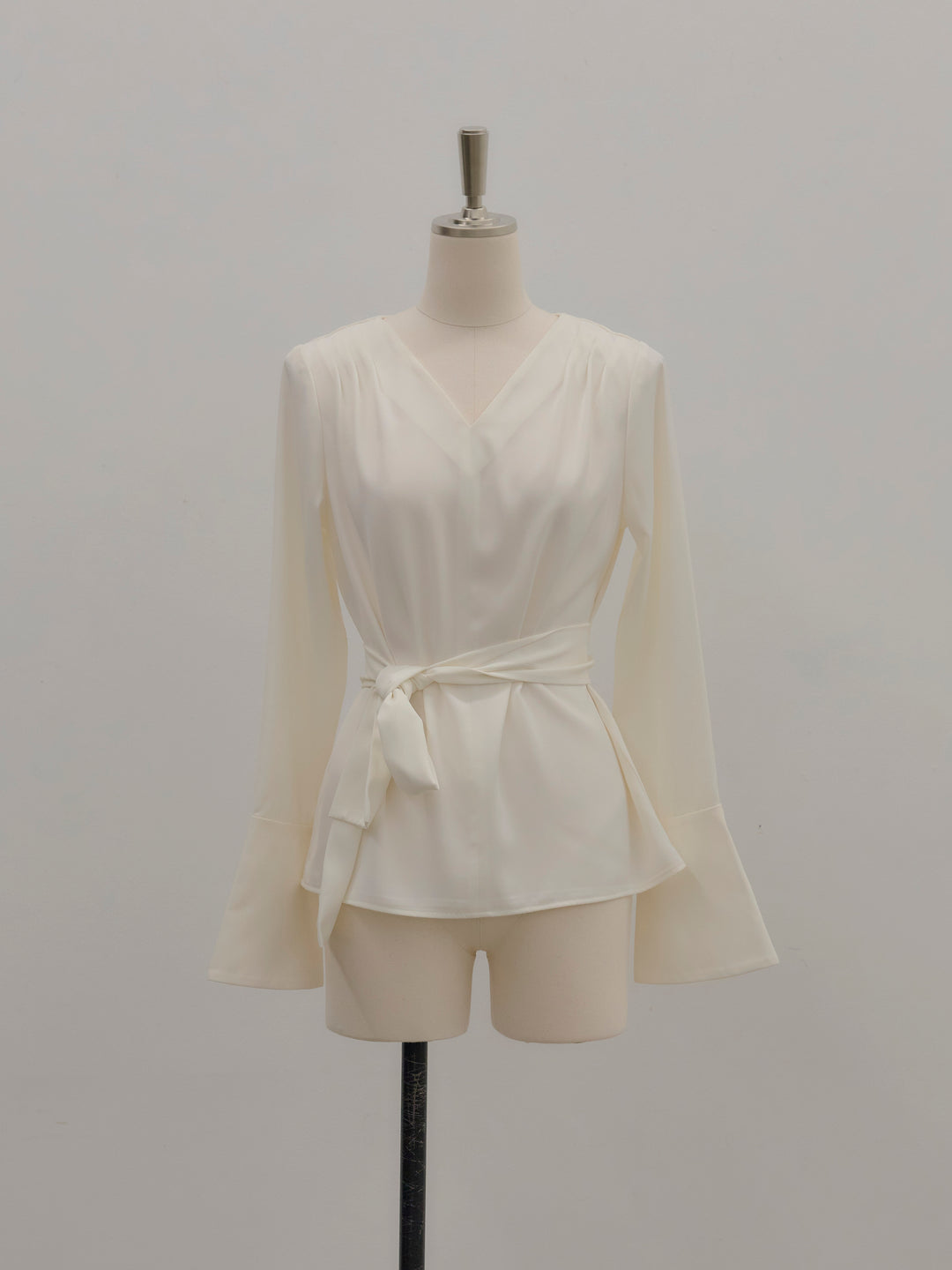 【Essential】2wayタイ付きベルスリーブサテンブラウス