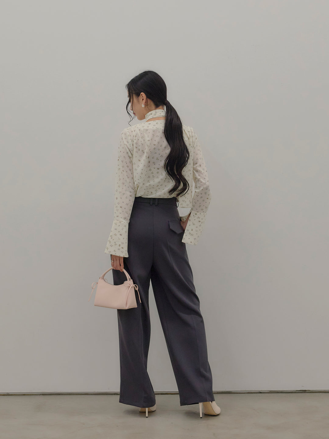 【Essential】2wayタイ付きベルスリーブサテンブラウス