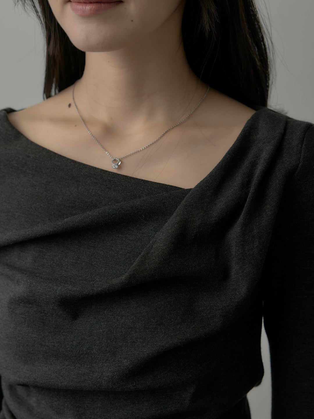 ドレープデザイントップス