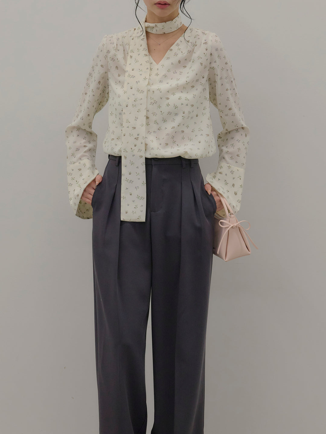 【Essential】2wayタイ付きベルスリーブサテンブラウス