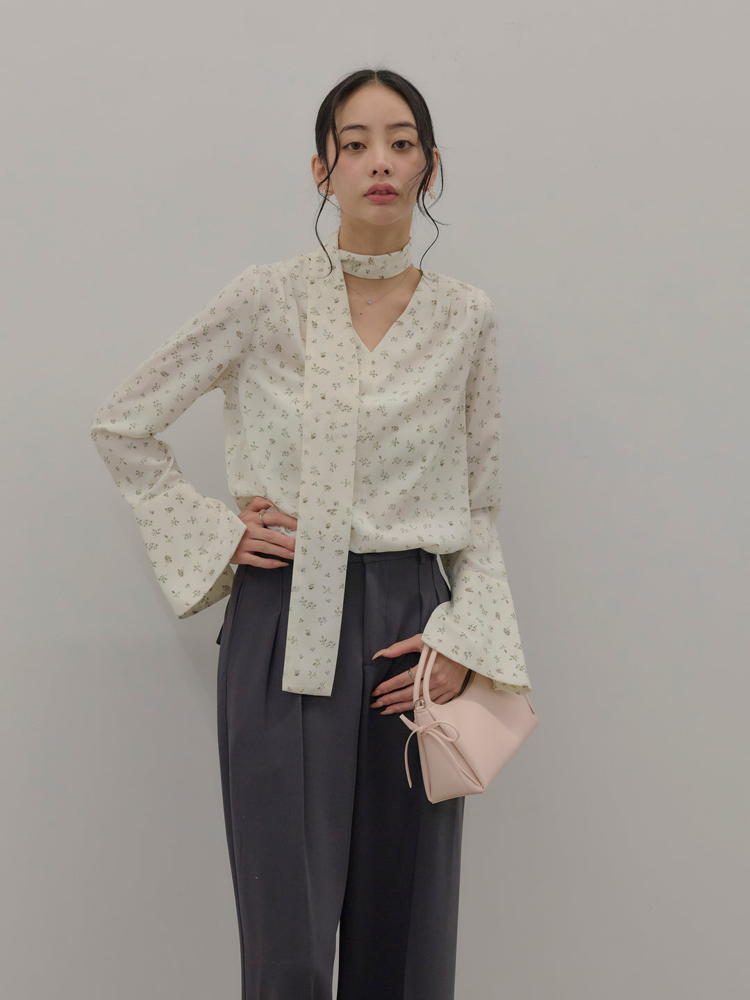 【Essential】2wayタイ付きベルスリーブサテンブラウス