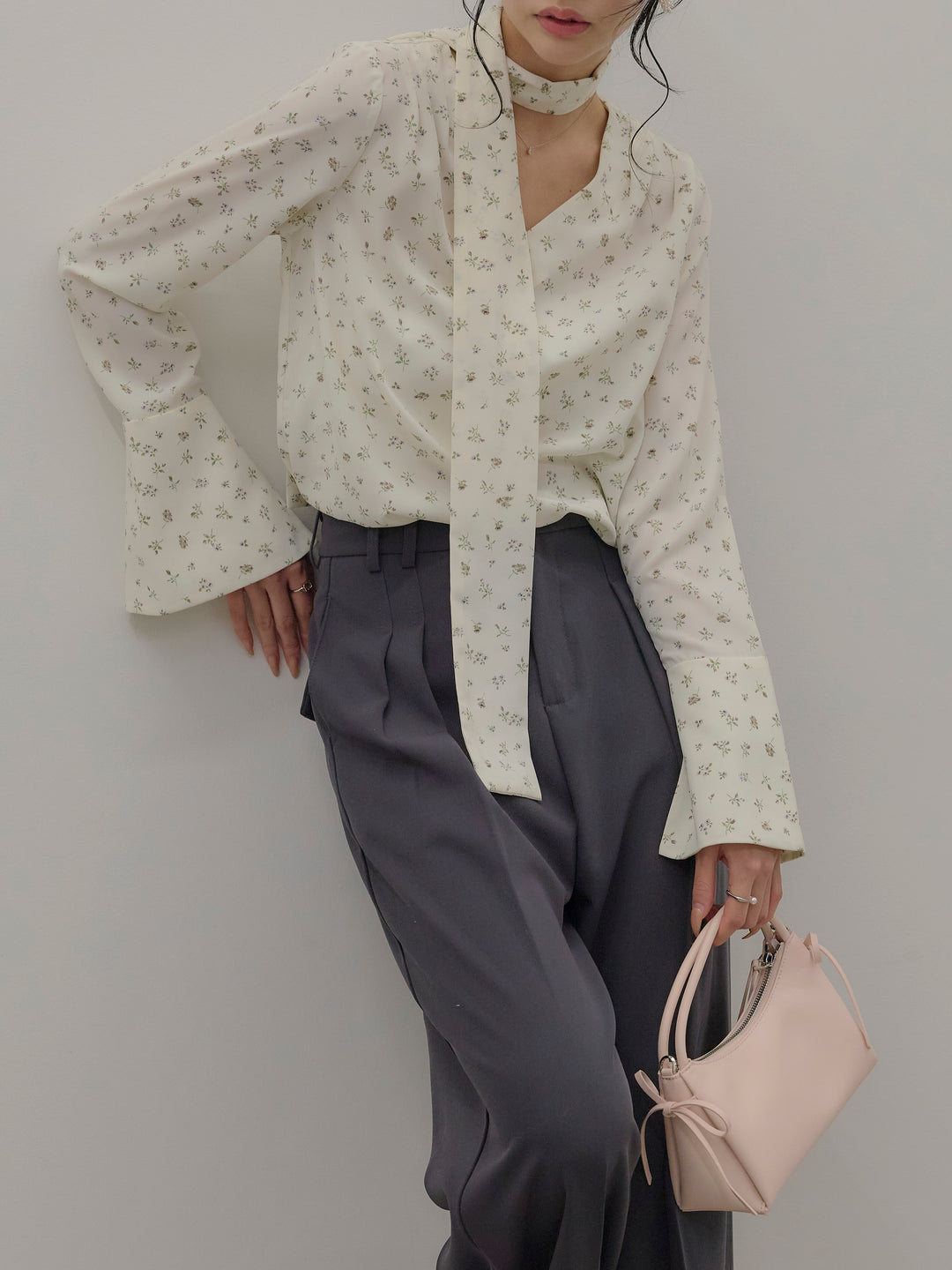 【Essential】2wayタイ付きベルスリーブサテンブラウス