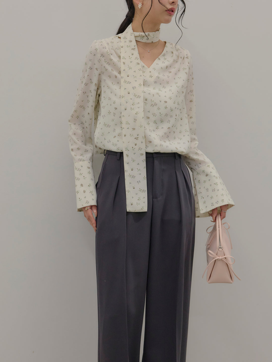 【Essential】2wayタイ付きベルスリーブサテンブラウス