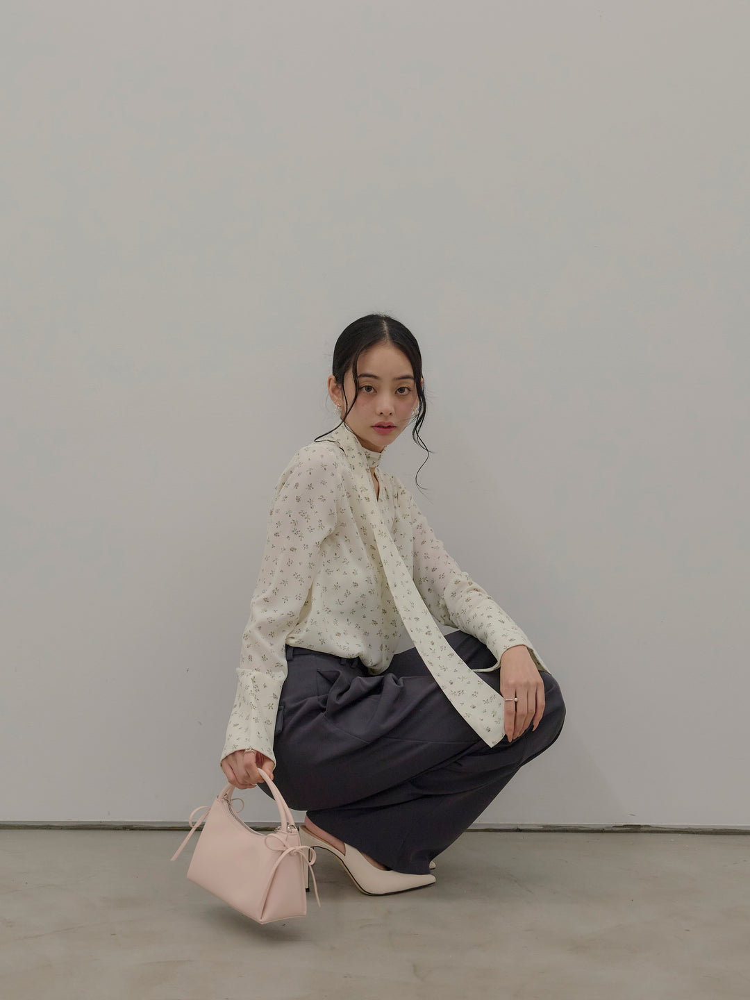 【Essential】2wayタイ付きベルスリーブサテンブラウス