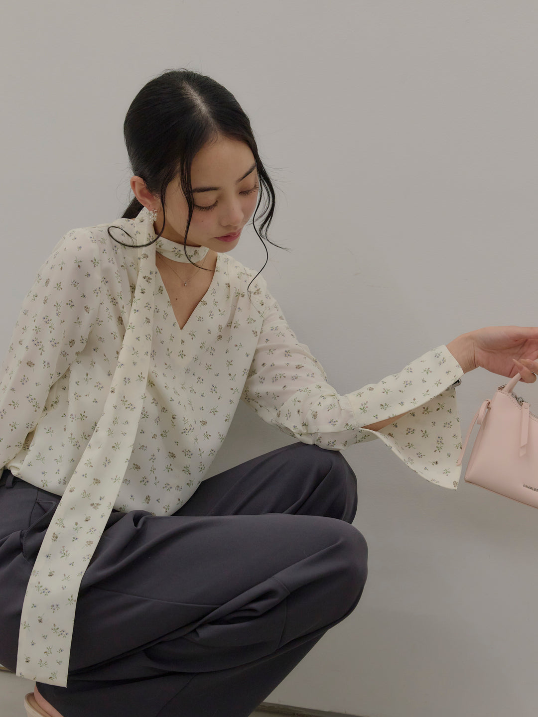 【Essential】2wayタイ付きベルスリーブサテンブラウス