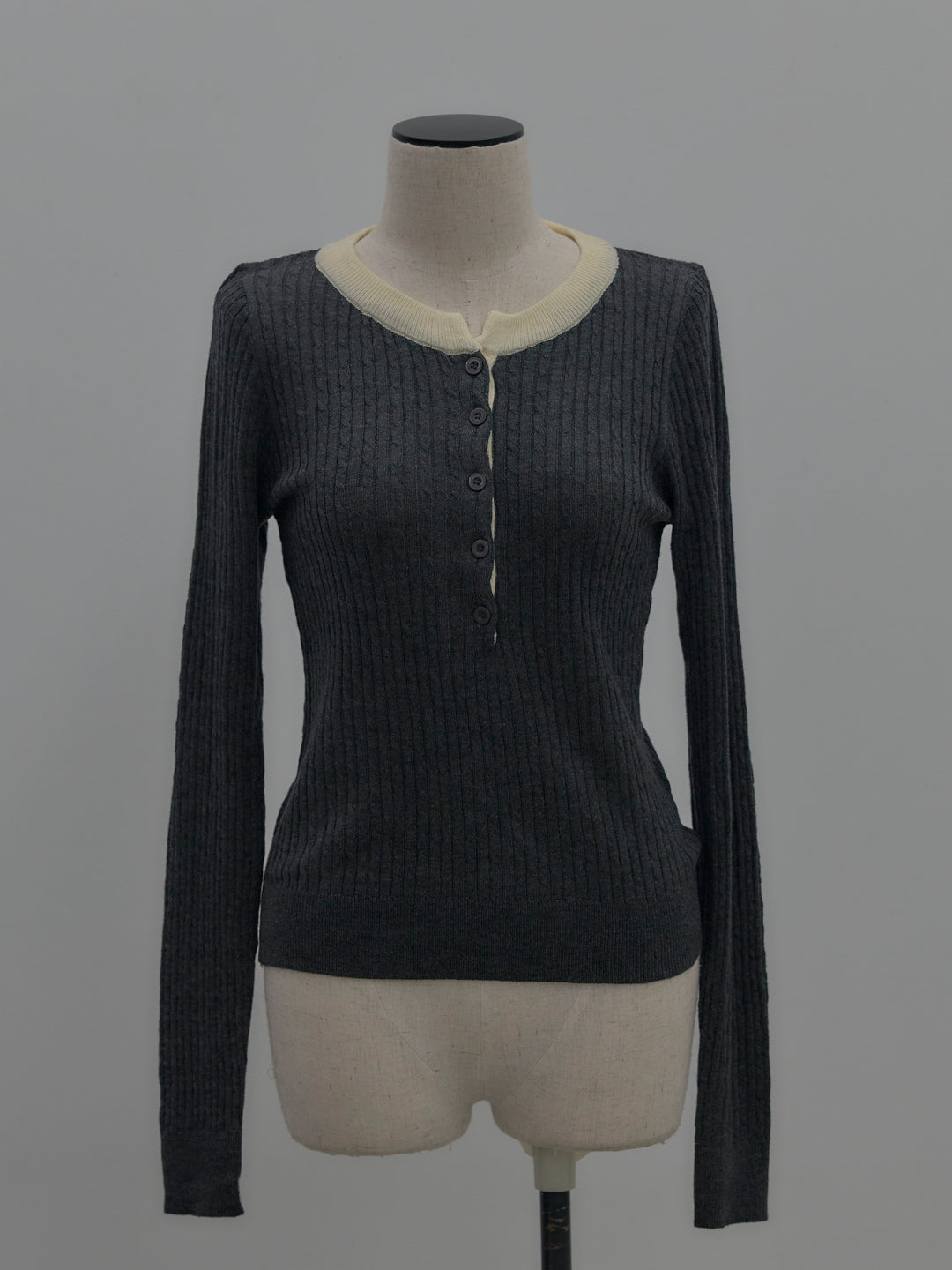 配色ケーブル編みニットトップス