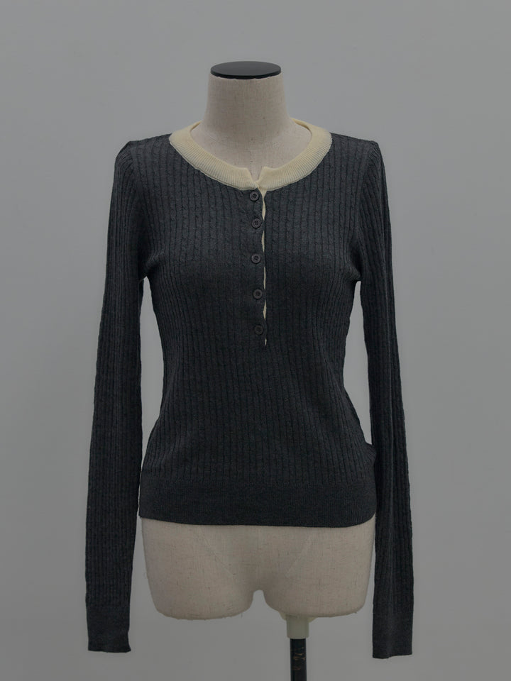 配色ケーブル編みニットトップス