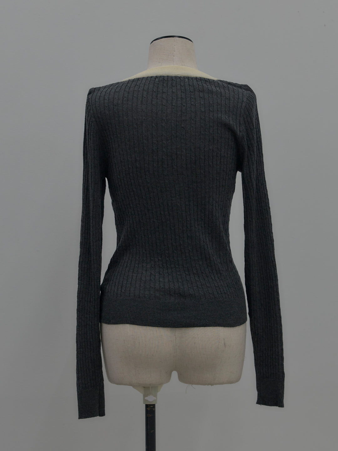 配色ケーブル編みニットトップス