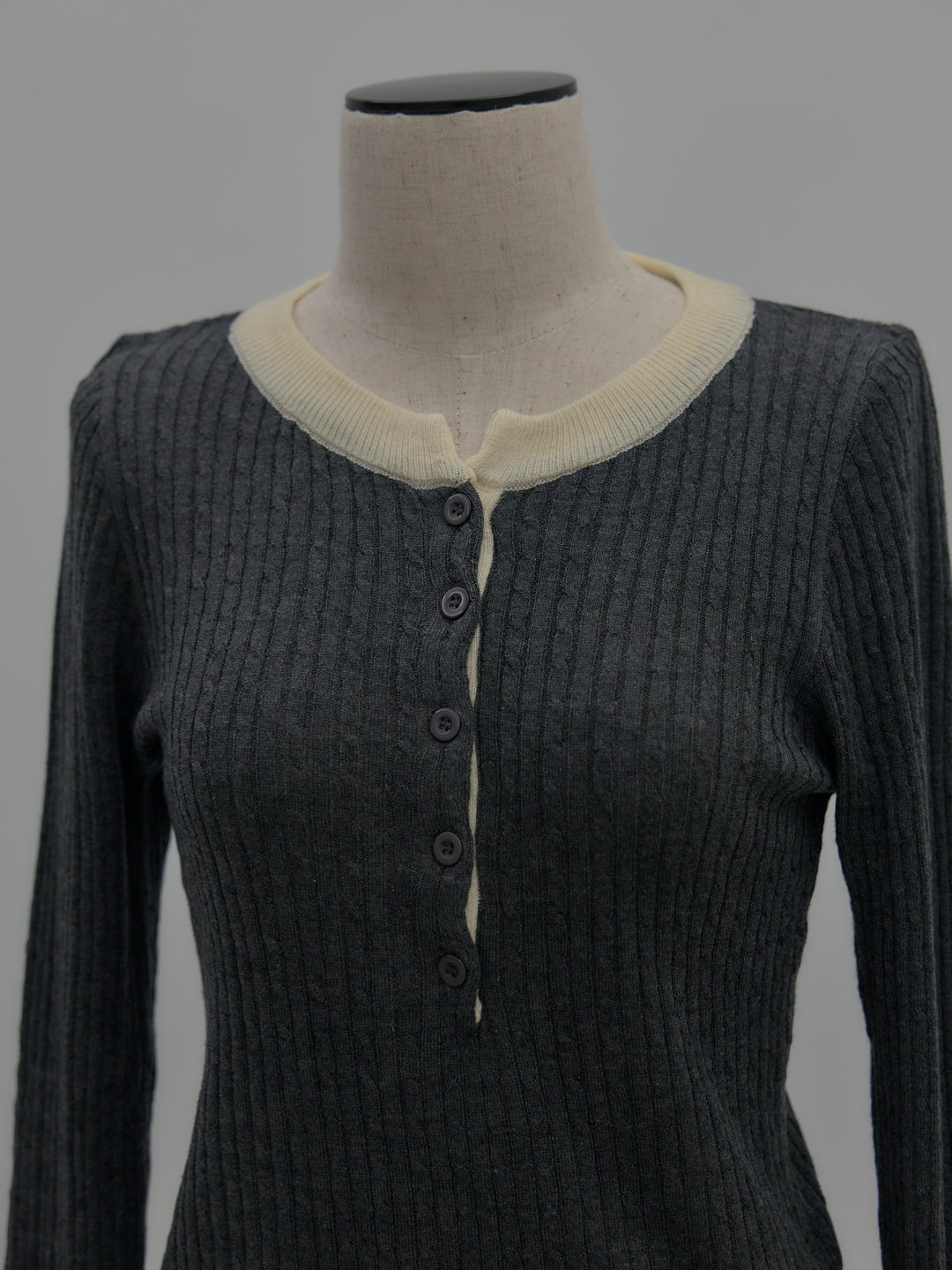 配色ケーブル編みニットトップス