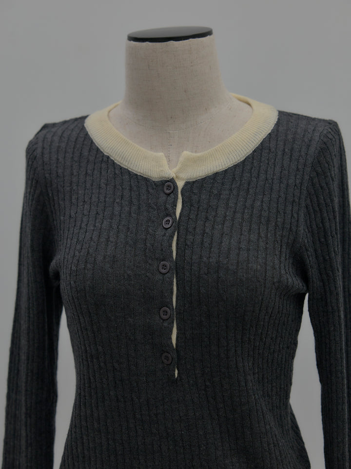 配色ケーブル編みニットトップス